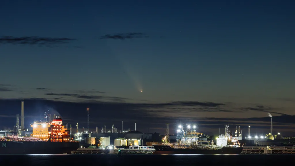 Comet stargazing photographs