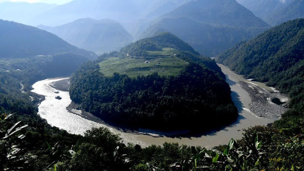 Rendering of the world's largest hydropower dam on the Yarlung Tsangpo River in Tibet, highlighting its scale and engineering challenges.