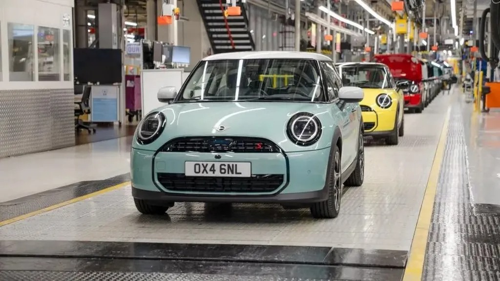 BMW electric Mini delay at Oxford plant