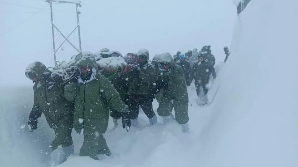 Uttarakhand avalanche rescue in Mana snow